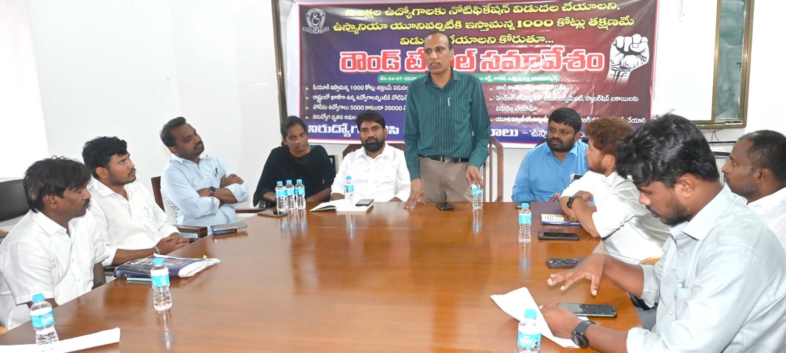 నిరుద్యోగులు "పోరుబాట" కు సిద్ధం.... రెండు లక్షల ఉద్యోగాల సాధనకై ఈ నెల 7న ఓయూలో ర్యాలీ.. నిరుద్యోగ జేఏసీ ఆధ్వర్యంలో జరిగిన రౌండ్ టేబుల్ సమావేశంలో వక్తలు పిలుపు.. - Additional Image