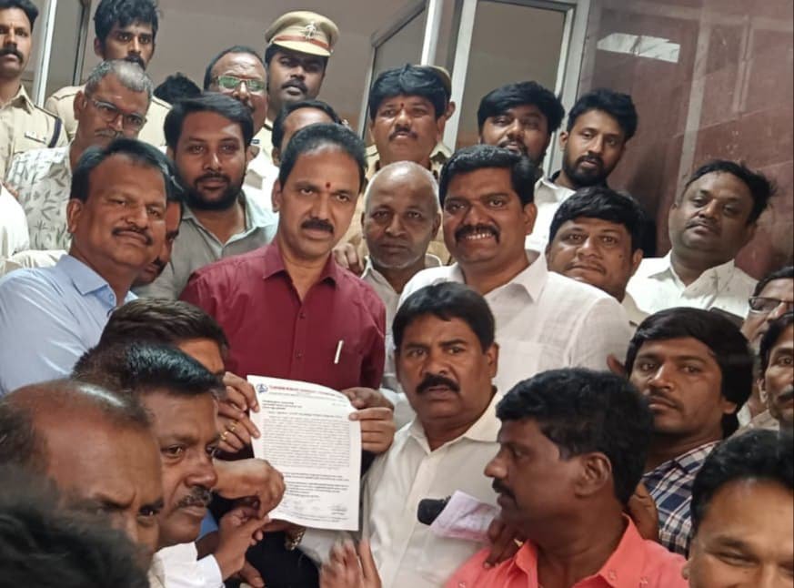 జర్నలిస్టుల సమస్యలపై "టిడబ్ల్యుజేఎఫ్ జంగ్".   - ముఖ్యమంత్రి వెంటనే చొరవ తీసుకుని పరిష్కరించాలనీ డిమాండ్.  - మీడియా అకాడమీ చైర్మన్ వివక్షత ధోరణి వీడాలని వెల్లడి.  - సమాచార్ భవన్ ఎదుట పెద్ద ఎత్తున నిరసన.  - వందలాదిగా తరలివచ్చిన  జర్నలిస్టులు - Additional Image
