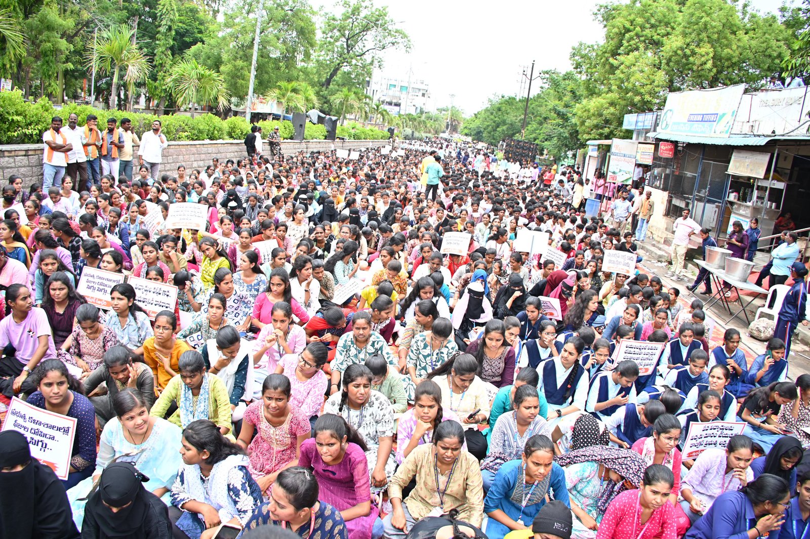 కమిషన్ల కాంగ్రెస్ ప్రభుత్వం కూలడం ఖాయం.  - ఫీజు రియంబర్స్ మెంట్  కోసం ఉద్యమ ఆగదు.  - ఎంపీ ధర్మపురి అరవింద్ హెచ్చరిక. - Additional Image