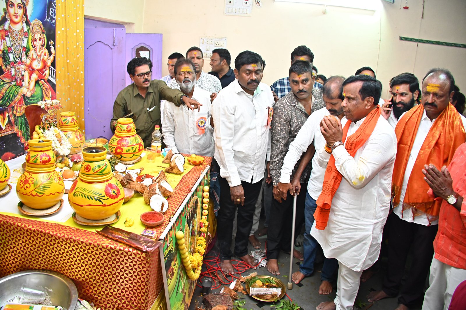 తెలంగాణ సంస్కృతికి ప్రతీక "బోనం"..   - పలు సంఘాల బోనాల పండుగలో అర్బన్ ఎమ్మెల్యే ధన్ పాల్. - Additional Image