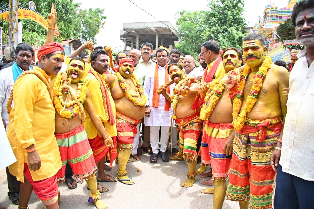 తెలంగాణ సంస్కృతికి ప్రతీక "బోనం"..   - పలు సంఘాల బోనాల పండుగలో అర్బన్ ఎమ్మెల్యే ధన్ పాల్. - Additional Image