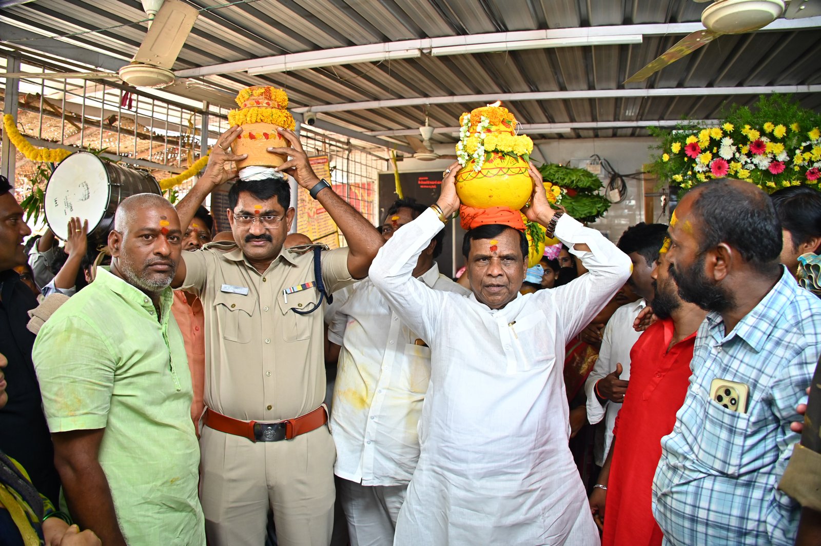 తెలంగాణ సంస్కృతికి ప్రతీక "బోనం"..   - పలు సంఘాల బోనాల పండుగలో అర్బన్ ఎమ్మెల్యే ధన్ పాల్.