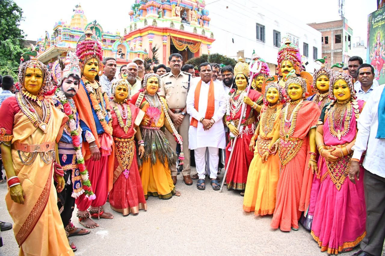 తెలంగాణ సంస్కృతికి ప్రతీక "బోనం"..   - పలు సంఘాల బోనాల పండుగలో అర్బన్ ఎమ్మెల్యే ధన్ పాల్. - Additional Image