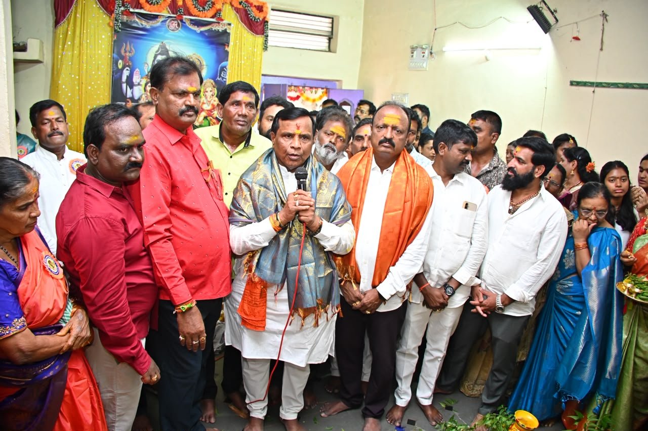 తెలంగాణ సంస్కృతికి ప్రతీక "బోనం"..   - పలు సంఘాల బోనాల పండుగలో అర్బన్ ఎమ్మెల్యే ధన్ పాల్. - Additional Image