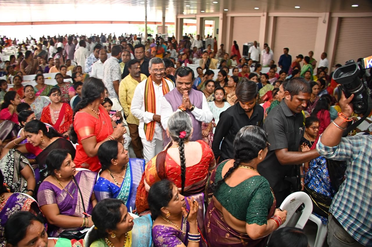వైశ్యులు ఐక్యతగా ఉండాలి .  అర్బన్ ఎమ్మెల్యే ధన్ పాల్ సూర్య నారాయణ.   పట్టణ వైశ్య సంఘం ఆధ్వర్యంలో వనభోజనం.. - Additional Image