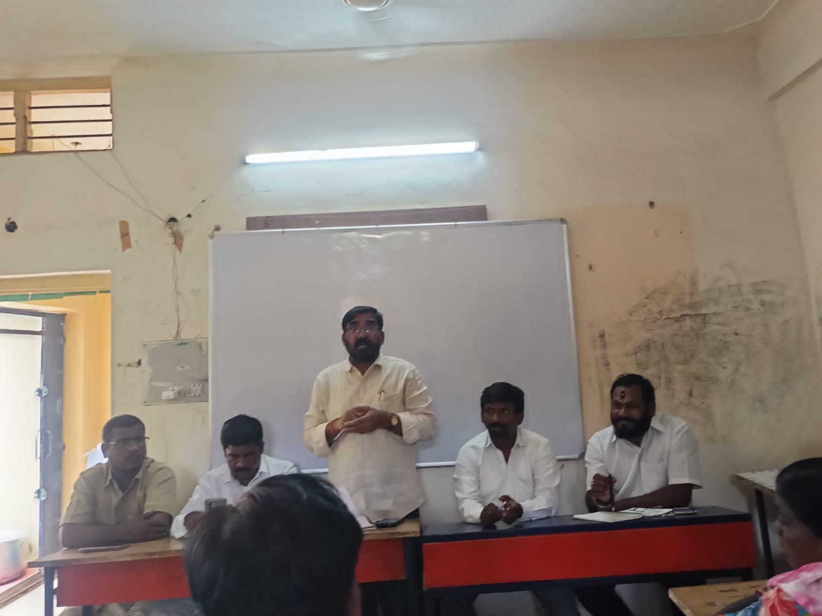 కామారెడ్డి: క్విట్  ఇండియా ఉద్యమ స్పూర్తితో... ఆగష్టు 10న "జైల్ భరో".  - కార్మిక, రైతు, ప్రజా వ్యతిరేక విధానాలు అనుసరిస్తున్న కేంద్ర  ప్రభుత్వ విధానాలను ఎండగట్టాలి.  - సిఐటియు జిల్లా అధ్యక్షులు చంద్రశేఖర్