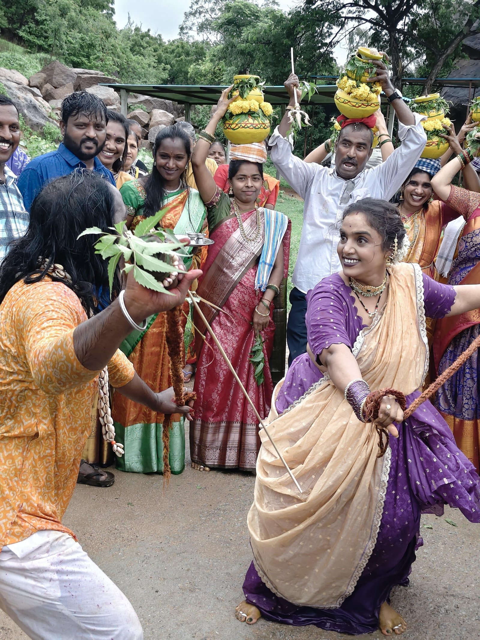 నిజామాబాద్:  న్యాయం కోసం... తెలంగాణ"ధూంధాం కళాకారుల నగారా".  - అర్హులైన వారికి ఉద్యోగాలు, ఇండ్ల స్థలాలు ఇవ్వాలనీ డిమాండ్.  - బోనాల జాతరతో వినూత్న నిరసన.