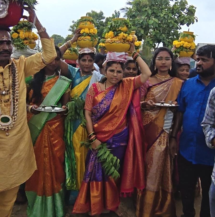 నిజామాబాద్:  న్యాయం కోసం... తెలంగాణ"ధూంధాం కళాకారుల నగారా".  - అర్హులైన వారికి ఉద్యోగాలు, ఇండ్ల స్థలాలు ఇవ్వాలనీ డిమాండ్.  - బోనాల జాతరతో వినూత్న నిరసన. - Additional Image