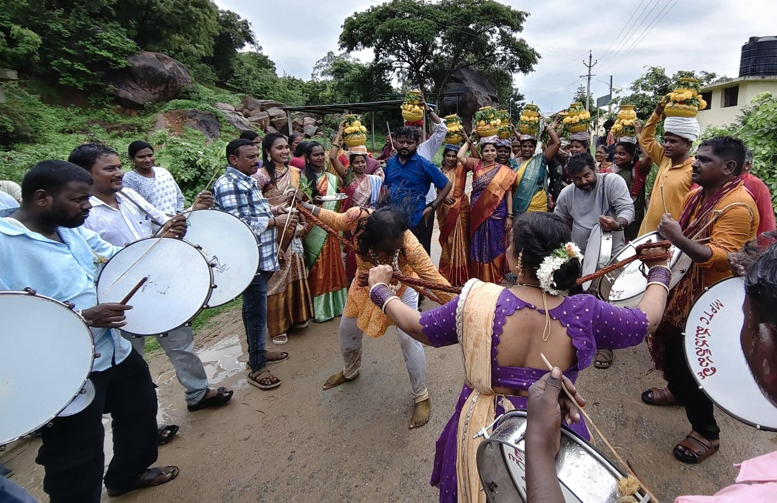 నిజామాబాద్:  న్యాయం కోసం... తెలంగాణ"ధూంధాం కళాకారుల నగారా".  - అర్హులైన వారికి ఉద్యోగాలు, ఇండ్ల స్థలాలు ఇవ్వాలనీ డిమాండ్.  - బోనాల జాతరతో వినూత్న నిరసన. - Additional Image