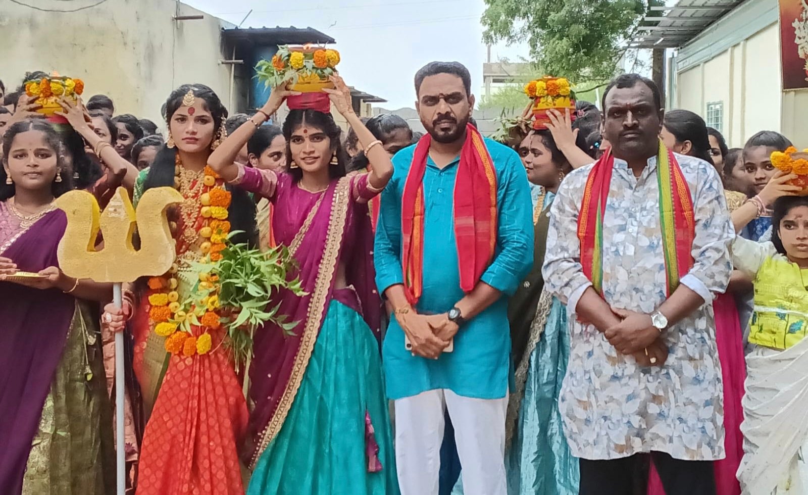  ఆర్మూర్:  "నలంద"లో వైభవంగా "బోనాల పండుగ" సంబరాలు. - విద్యార్థులు ఉన్నత లక్ష్యాలతో చదవాలి.  - చార్టెడ్ అకౌంటెంట్ , ప్రముఖ సామాజికవేత్త ఈరవత్రి రాజశేఖర్. - Additional Image