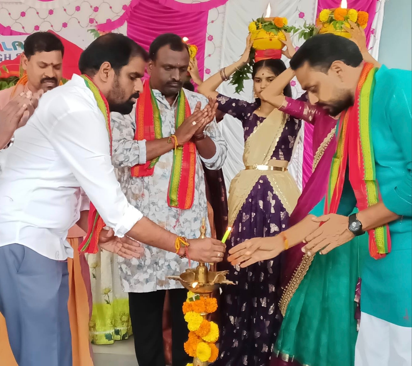  ఆర్మూర్:  "నలంద"లో వైభవంగా "బోనాల పండుగ" సంబరాలు. - విద్యార్థులు ఉన్నత లక్ష్యాలతో చదవాలి.  - చార్టెడ్ అకౌంటెంట్ , ప్రముఖ సామాజికవేత్త ఈరవత్రి రాజశేఖర్. - Additional Image