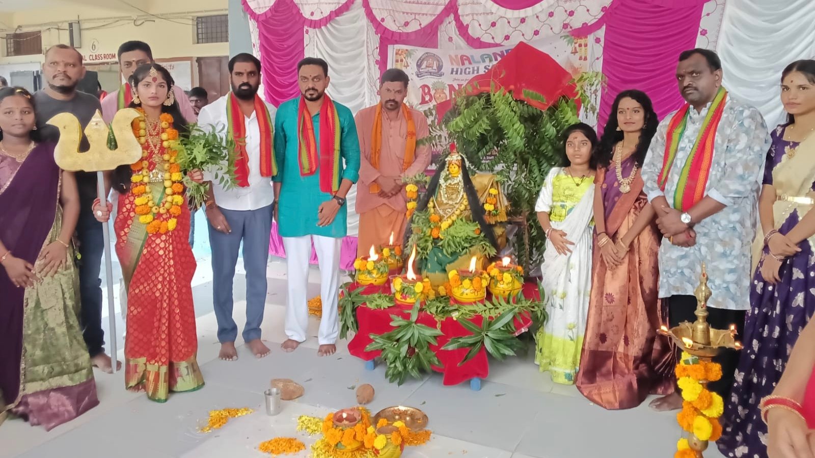  ఆర్మూర్:  "నలంద"లో వైభవంగా "బోనాల పండుగ" సంబరాలు. - విద్యార్థులు ఉన్నత లక్ష్యాలతో చదవాలి.  - చార్టెడ్ అకౌంటెంట్ , ప్రముఖ సామాజికవేత్త ఈరవత్రి రాజశేఖర్. - Additional Image