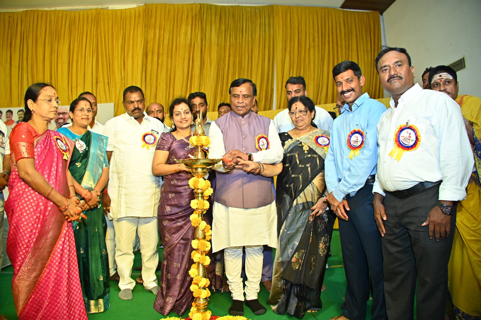 నిజామాబాద్: ప్రజాభివృద్ధికి పాటుపడే ఎమ్మెల్యే దొరకడం అదృష్టం...పోలీస్ కమిషనర్ సాయి చైతన్య, ఇందూరు యువత ప్రతిభకు అవకాశం కల్పించడం కోసం మెగా జాబ్ మేళా...  - ఎమ్మెల్యే ధన్ పాల్ సూర్యనారాయణ..  - Additional Image