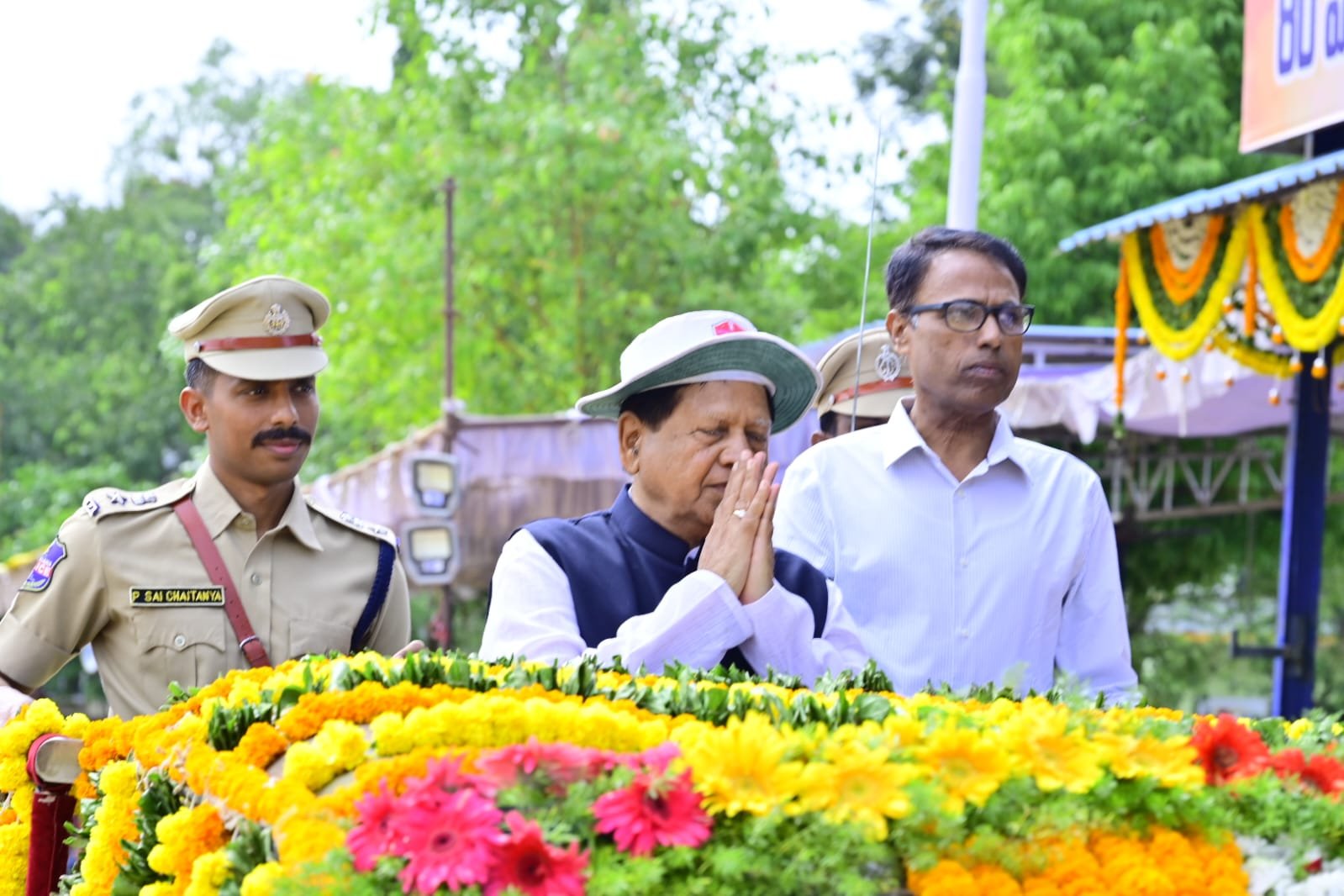 నిజామాబాద్: ఘనంగా స్వాతంత్ర్య దినోత్సవ సంబరాలు*    *త్రివర్ణ పతాకాన్ని ఆవిష్కరించిన రాష్ట్ర ప్రభుత్వ సలహాదారు సుదర్శన్ రెడ్డి*    *ఆకట్టుకున్న సాంస్కృతిక ప్రదర్శనలు*  - Additional Image