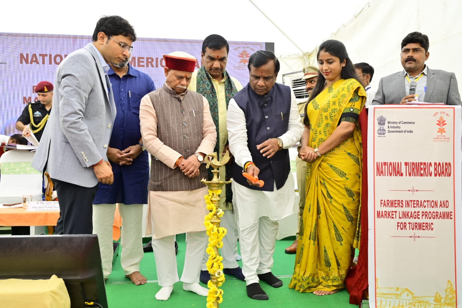 రైతు సంక్షేమమే దేశ సౌభాగ్యానికి పునాది.  - పసుపు విలువ ఆధారిత ఉత్పత్తులతో రైతుల ఆదాయం పెంచాలి.  - పసుపు రైతులతో నిర్వహించిన ముఖాముఖిలో రాష్ట్ర గవర్నర్‌ శివప్రతాప్‌ శుక్లా. - Additional Image