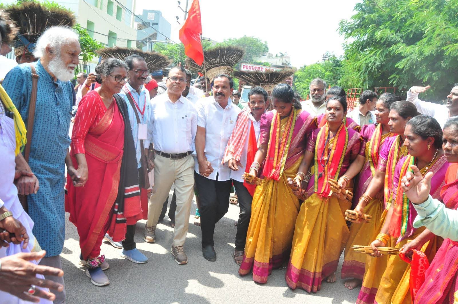 యాభై ఏళ్లుగా.. "జనం కోసమే విమలక్క గళం".  50 గంటల.. పాట- ఆట- మాట కార్యక్రమంలో వక్తల వెల్లడి. - Additional Image